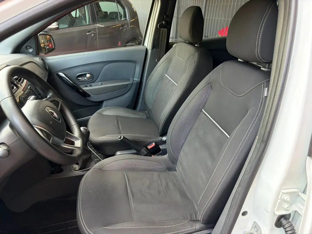 RENAULT Sandero - Foto