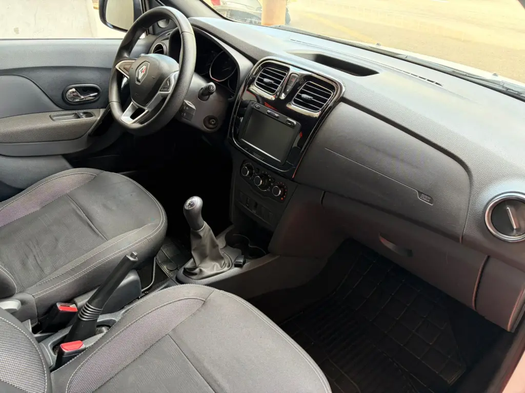 RENAULT Sandero - Foto