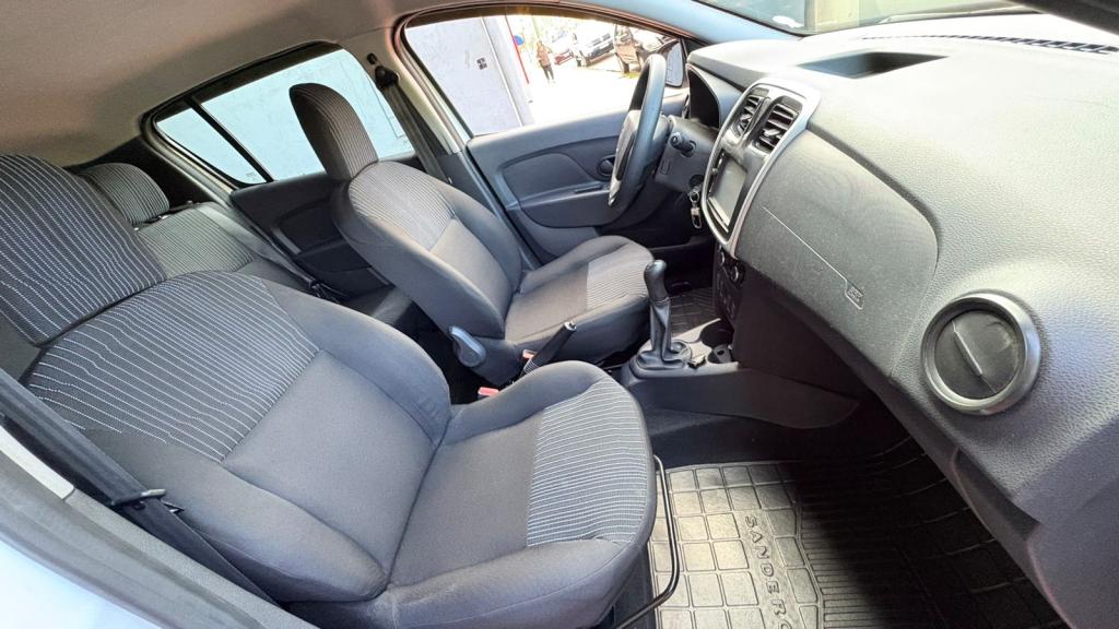 RENAULT Sandero - Foto