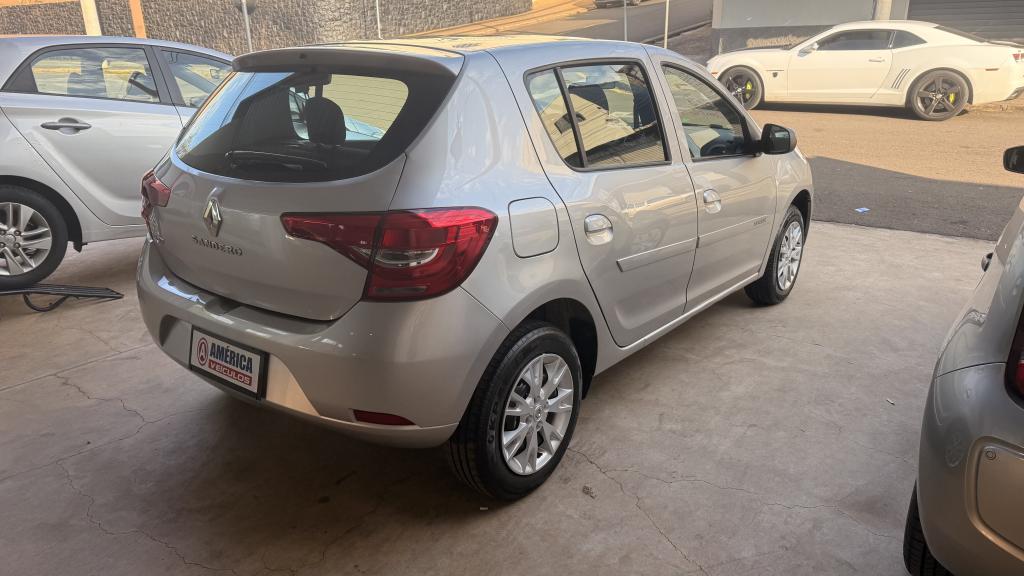 RENAULT Sandero - Foto