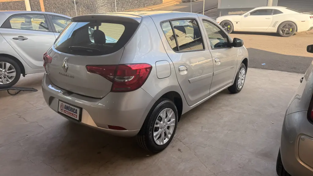 RENAULT Sandero - Foto