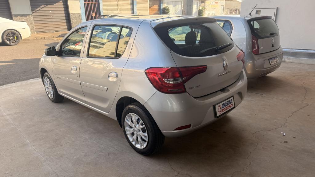RENAULT Sandero - Foto