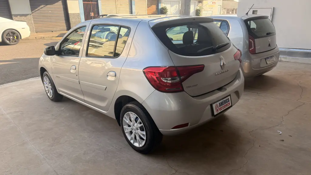 RENAULT Sandero - Foto