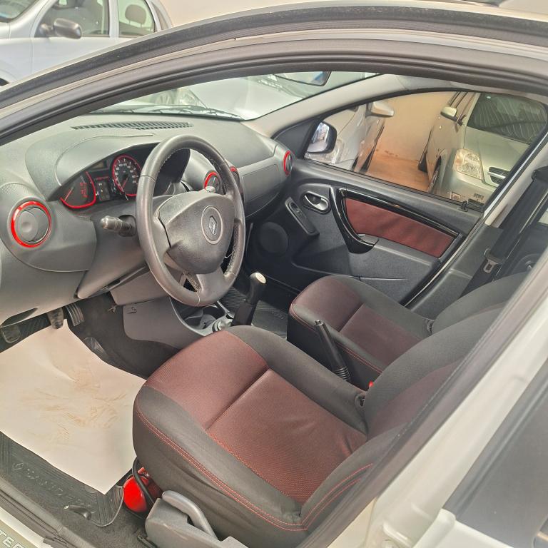 RENAULT Sandero - Foto