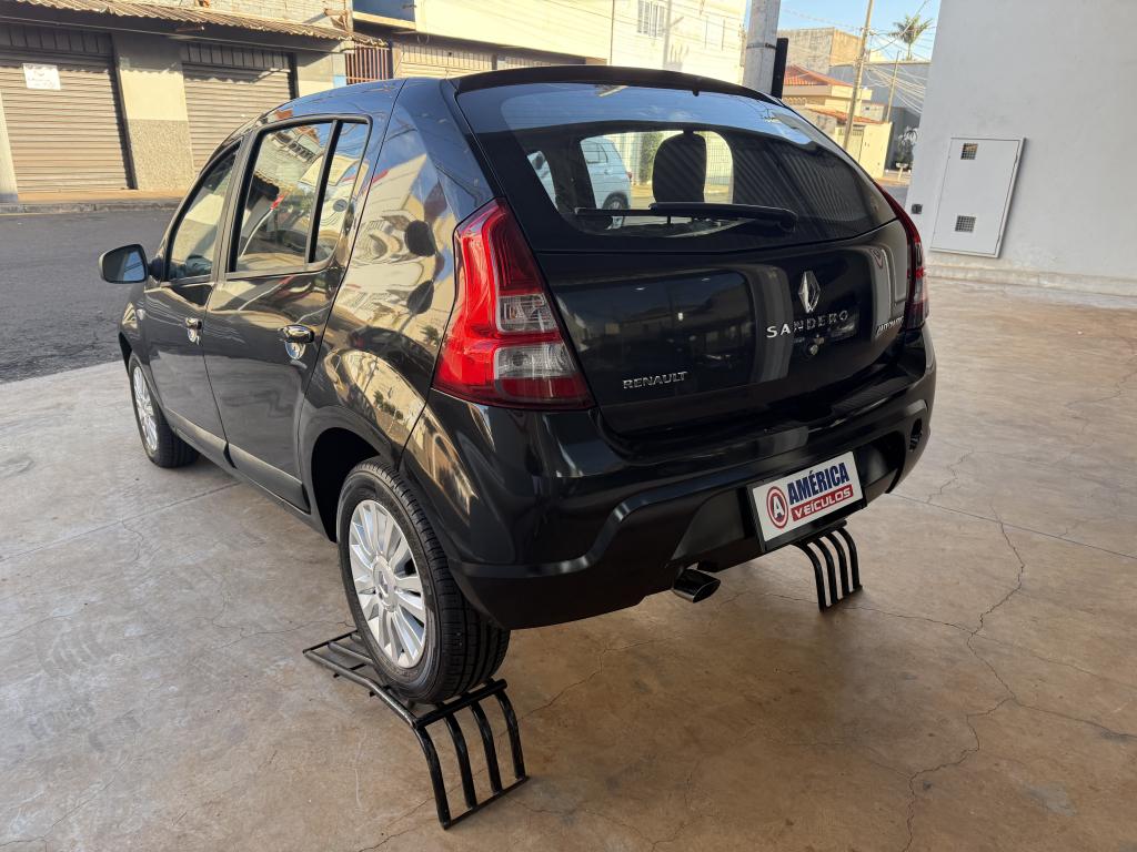 RENAULT Sandero - Foto