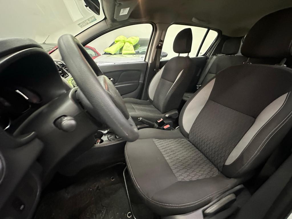 RENAULT Sandero - Foto