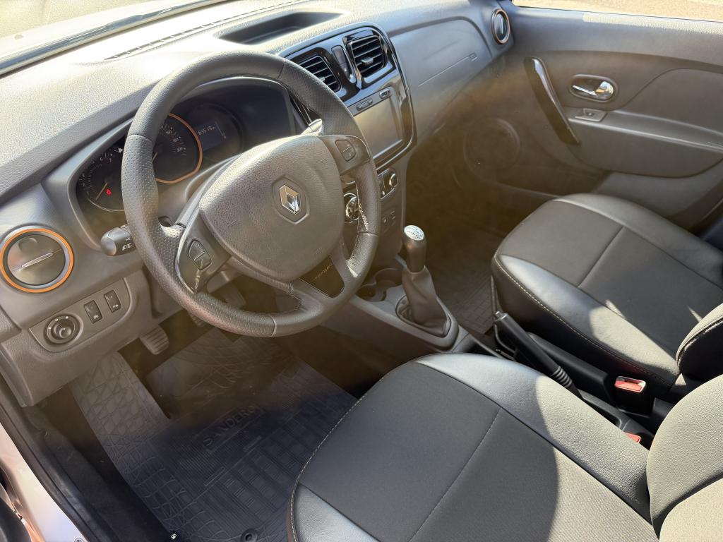 RENAULT Sandero - Foto