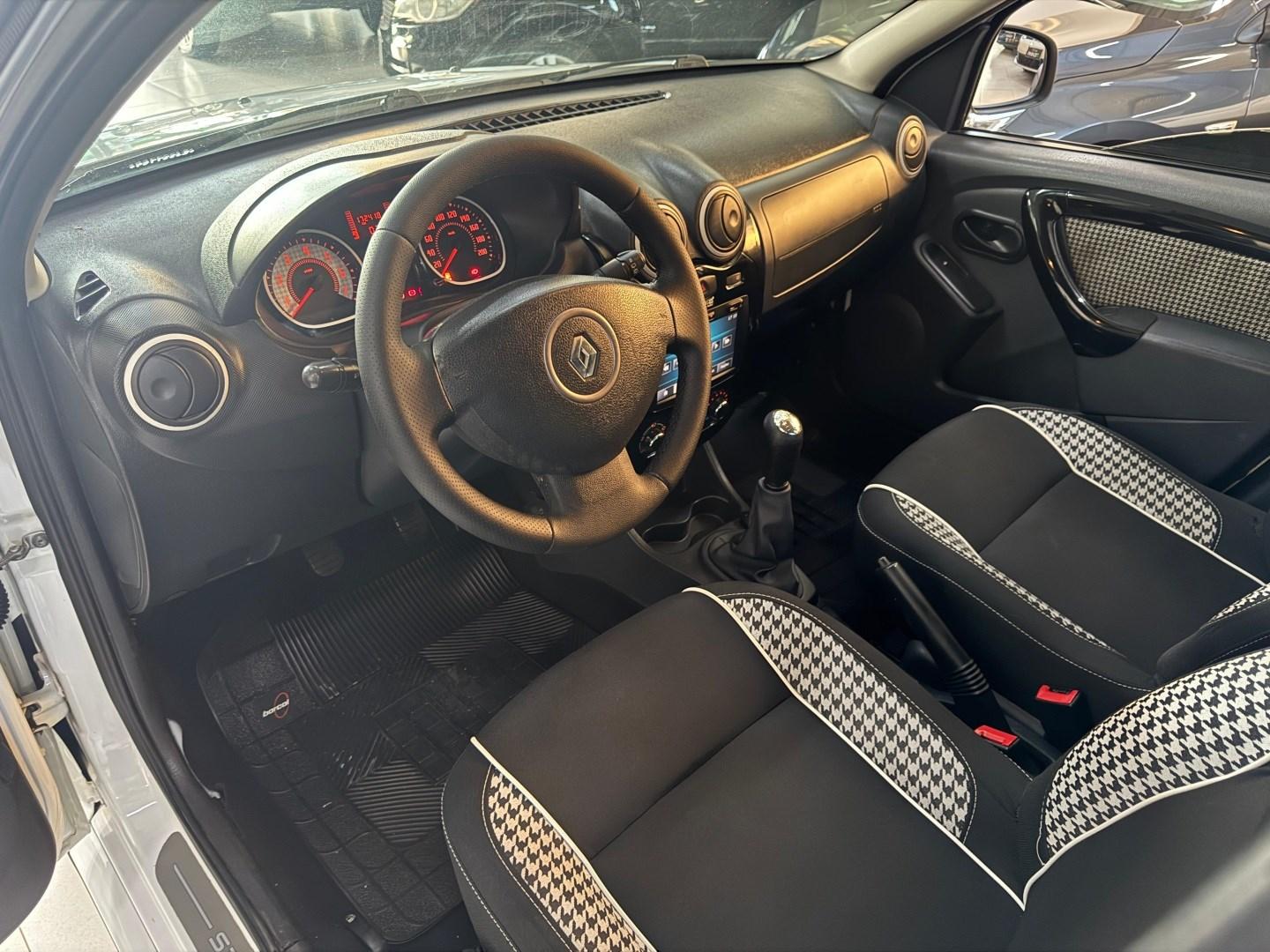 RENAULT Sandero - Foto