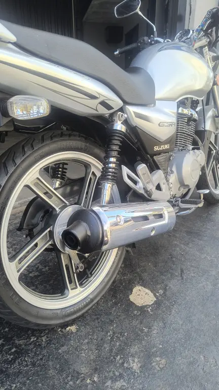 SUZUKI GSR 150 - Foto
