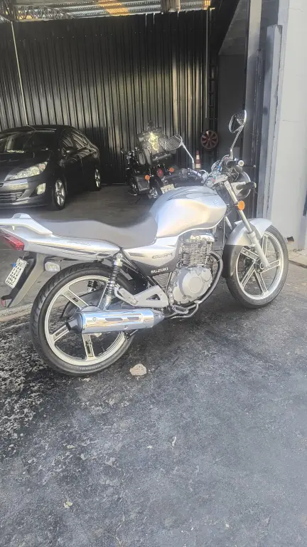 SUZUKI GSR 150 - Foto