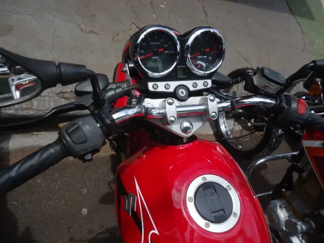 SUZUKI GSR 150 - Foto