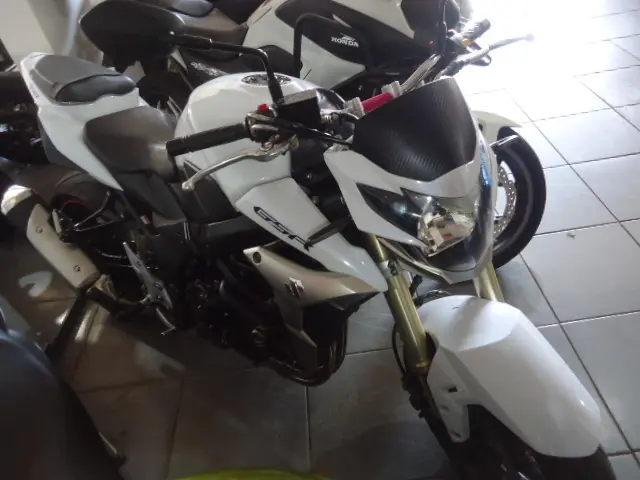 SUZUKI GSR 750 - Foto