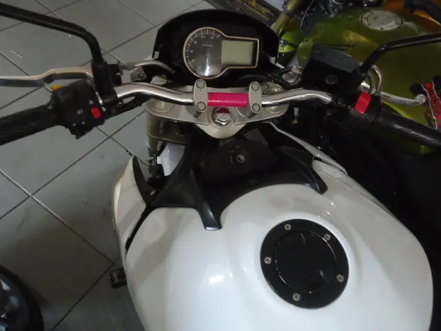 SUZUKI GSR 750 - Foto