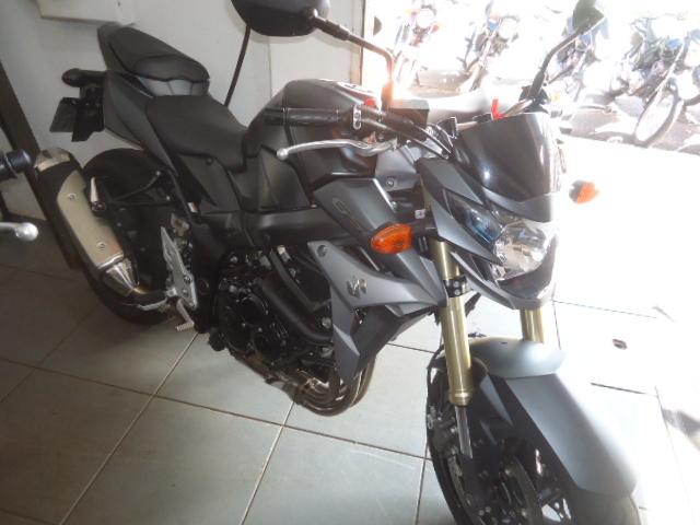 SUZUKI GSR 750 - Foto