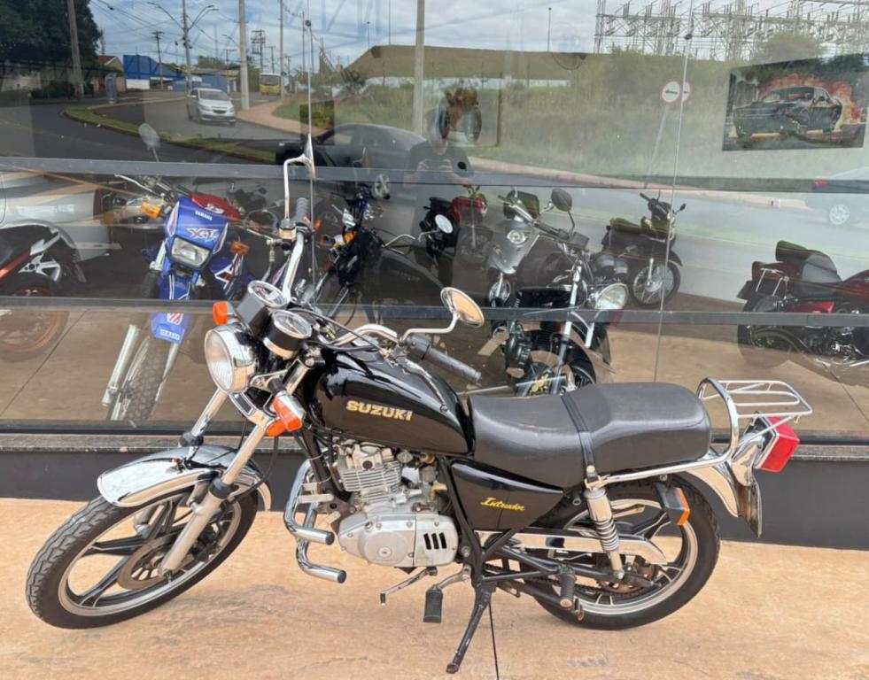 SUZUKI Intruder 125 - Foto