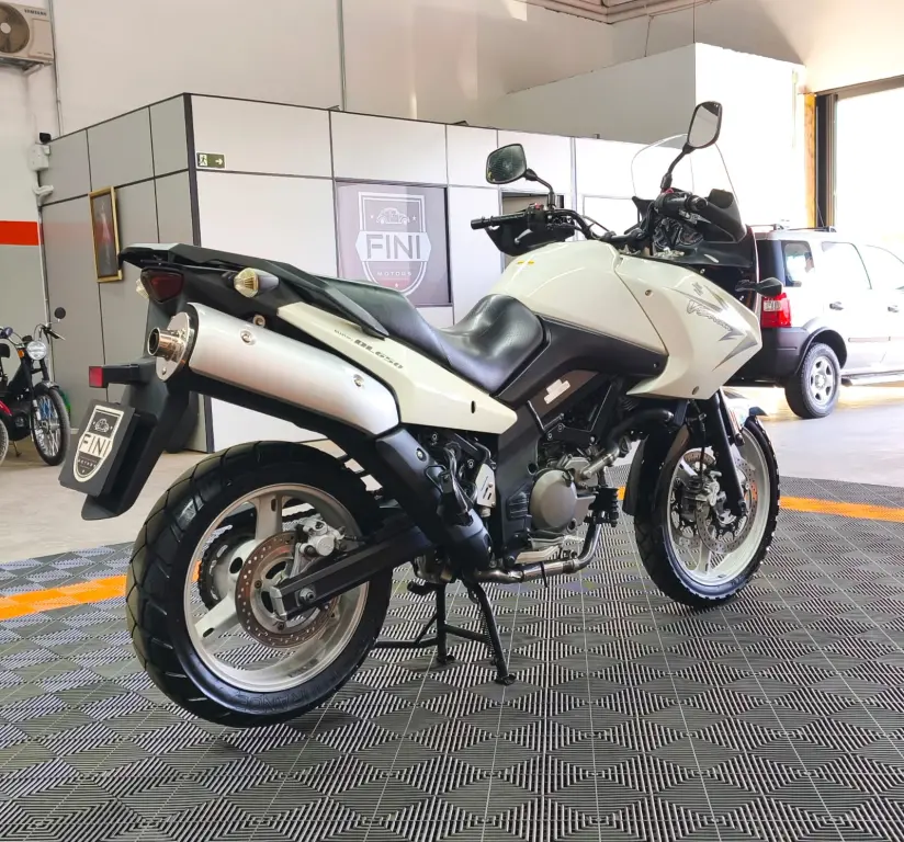 SUZUKI V-Strom DL 650 - Foto