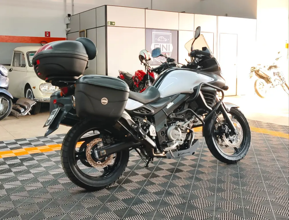SUZUKI V-Strom DL 650 - Foto