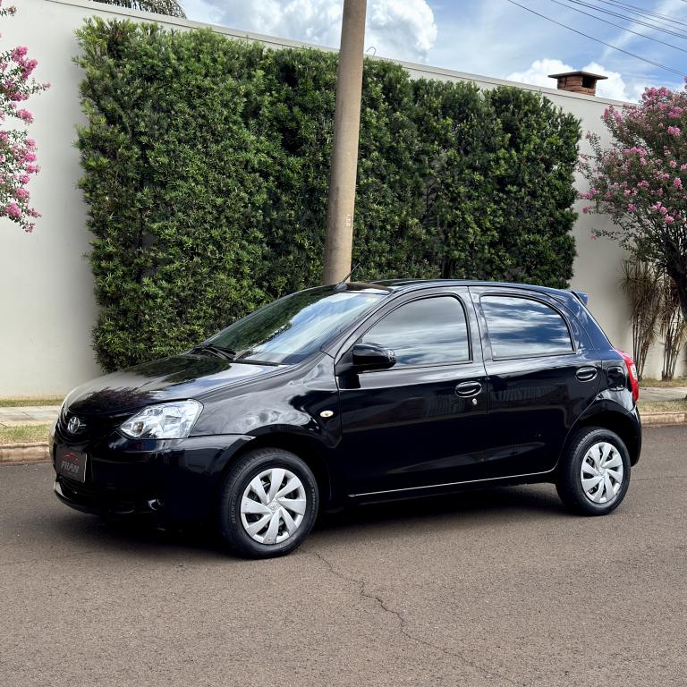 TOYOTA Etios Hatch - Foto