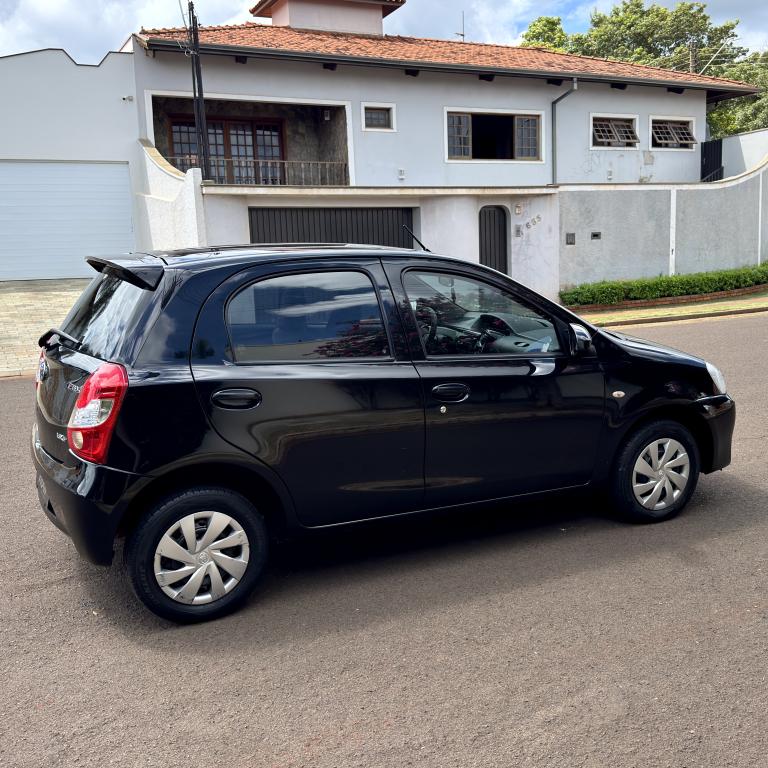 TOYOTA Etios Hatch - Foto