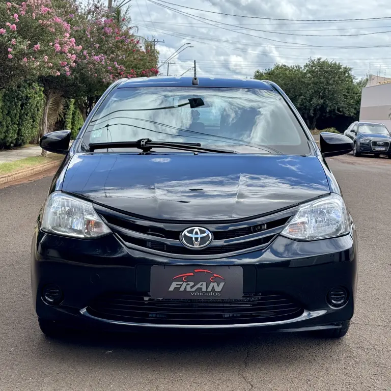 TOYOTA Etios Hatch - Foto