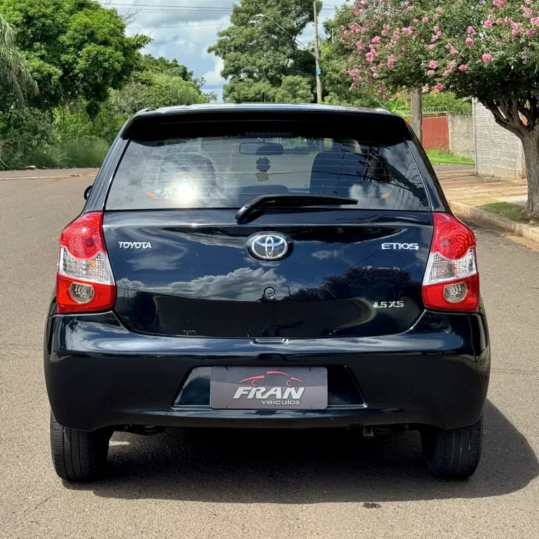 TOYOTA Etios Hatch - Foto
