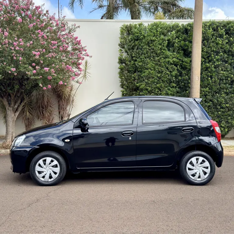 TOYOTA Etios Hatch - Foto