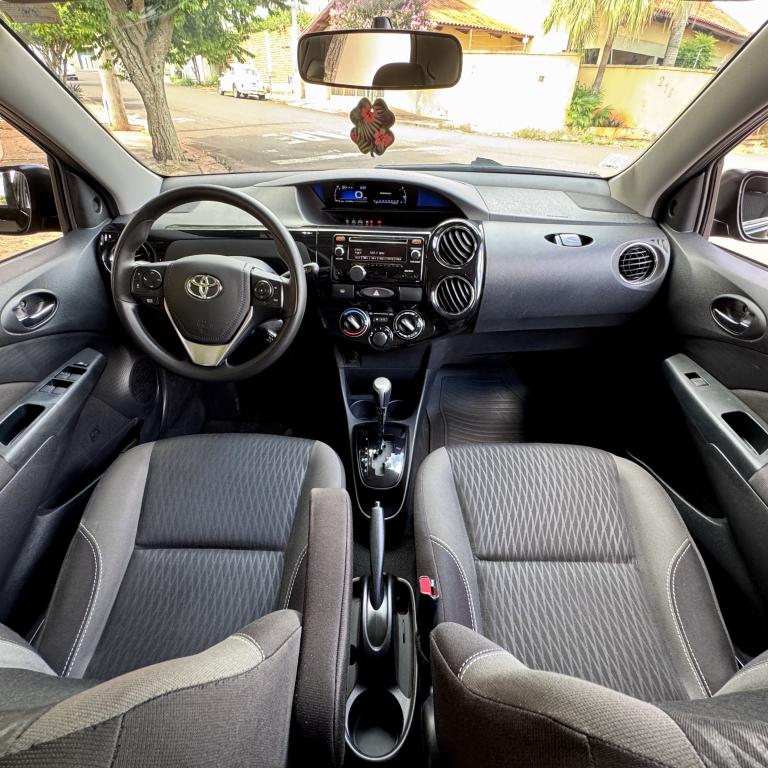 TOYOTA Etios Hatch - Foto