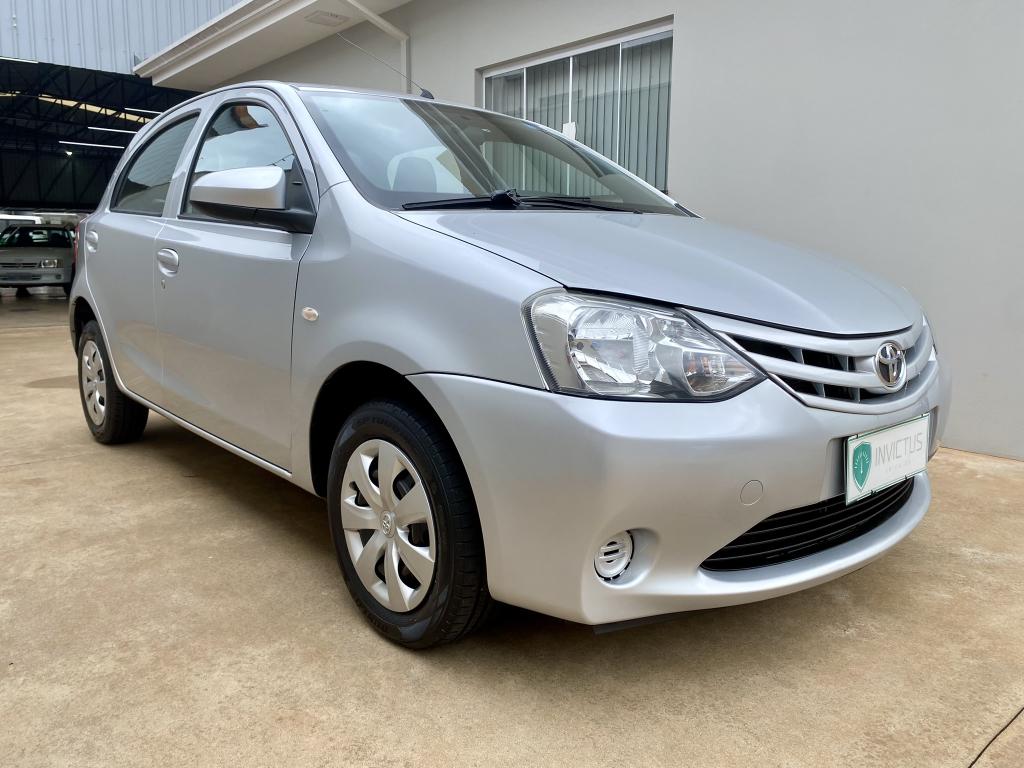 TOYOTA Etios Hatch - Foto