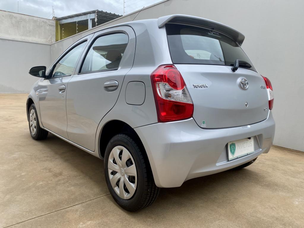 TOYOTA Etios Hatch - Foto