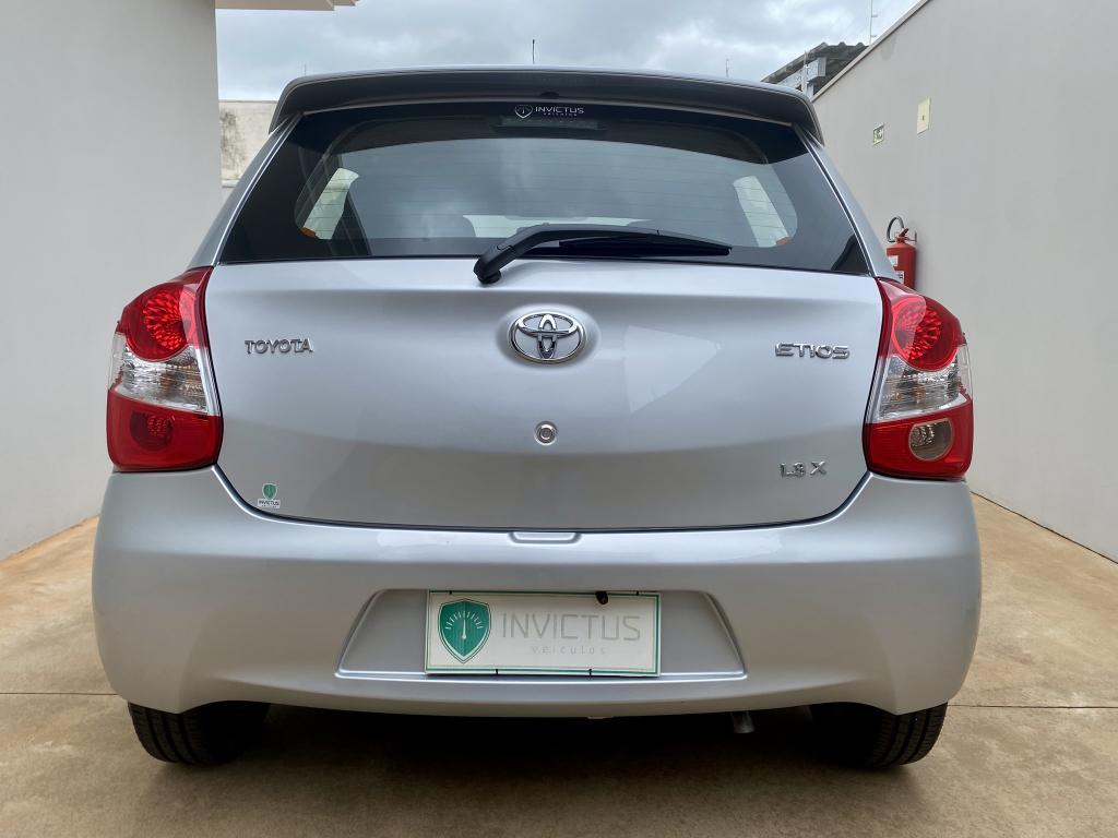 TOYOTA Etios Hatch - Foto