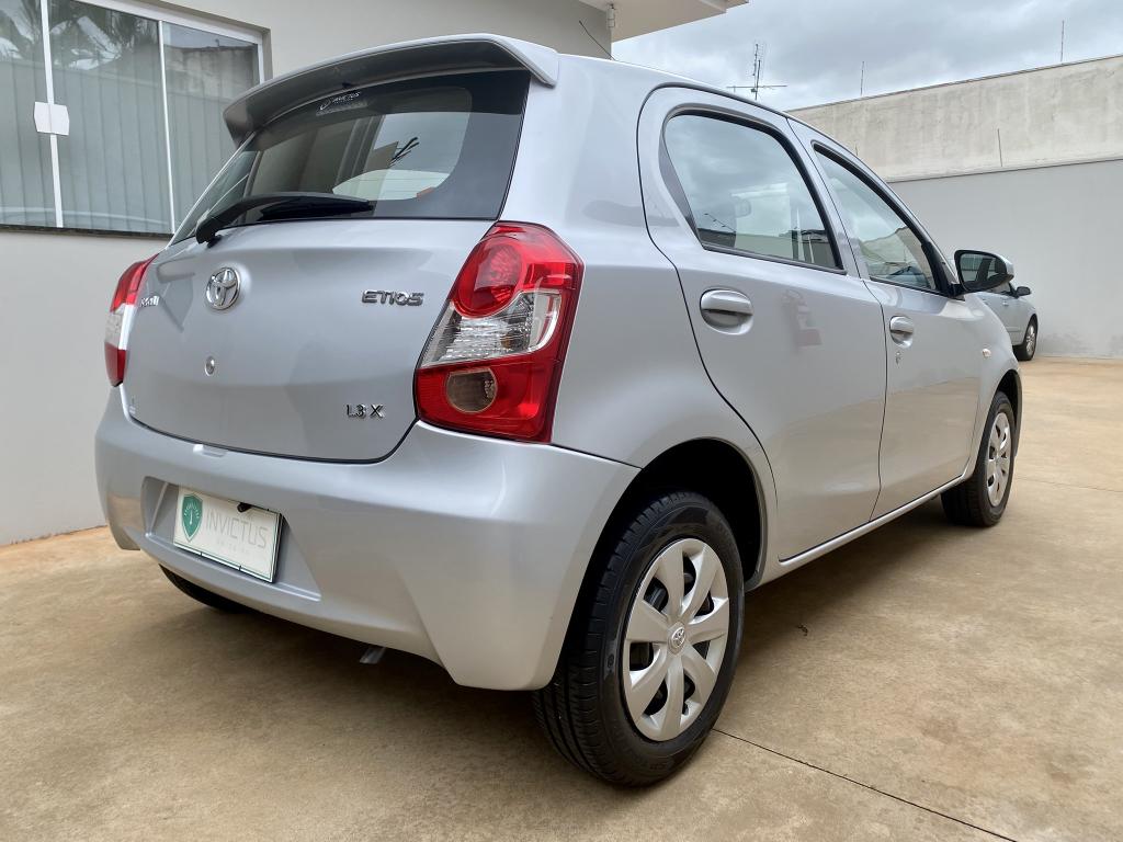 TOYOTA Etios Hatch - Foto