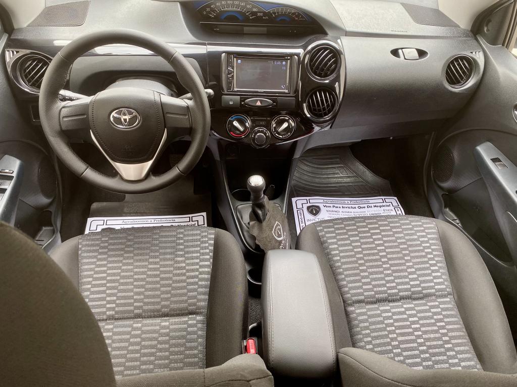 TOYOTA Etios Hatch - Foto