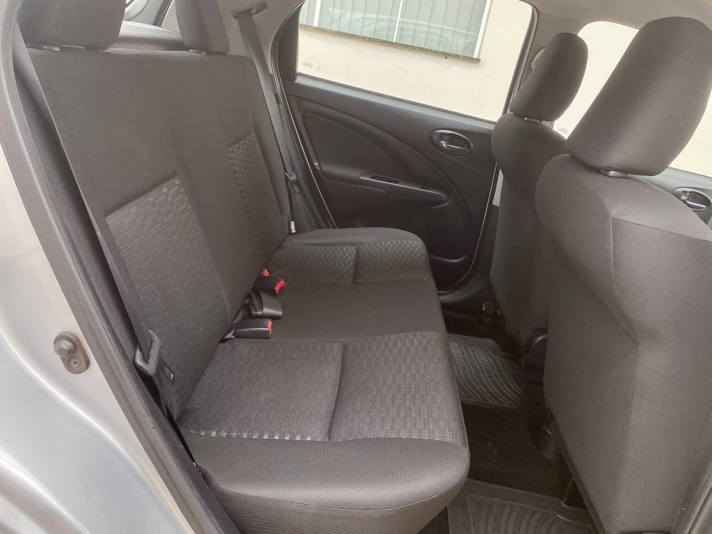 TOYOTA Etios Hatch - Foto