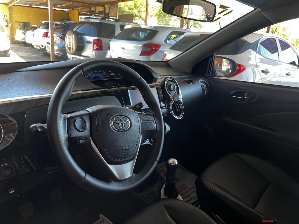 TOYOTA Etios Hatch - Foto