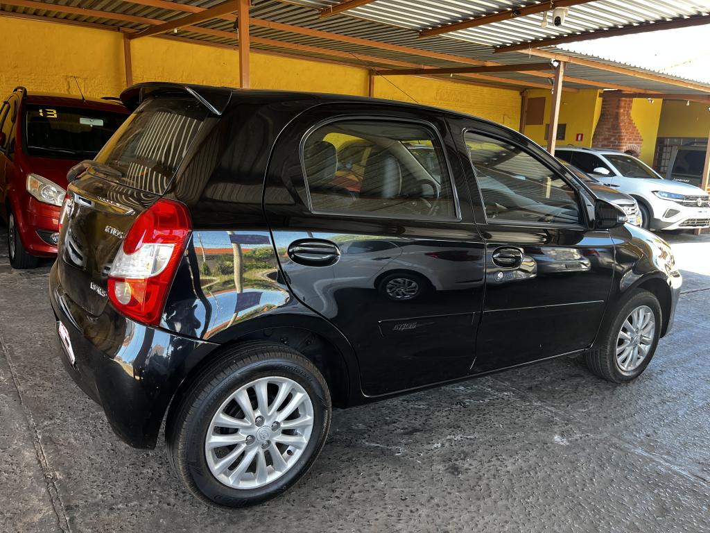 TOYOTA Etios Hatch - Foto