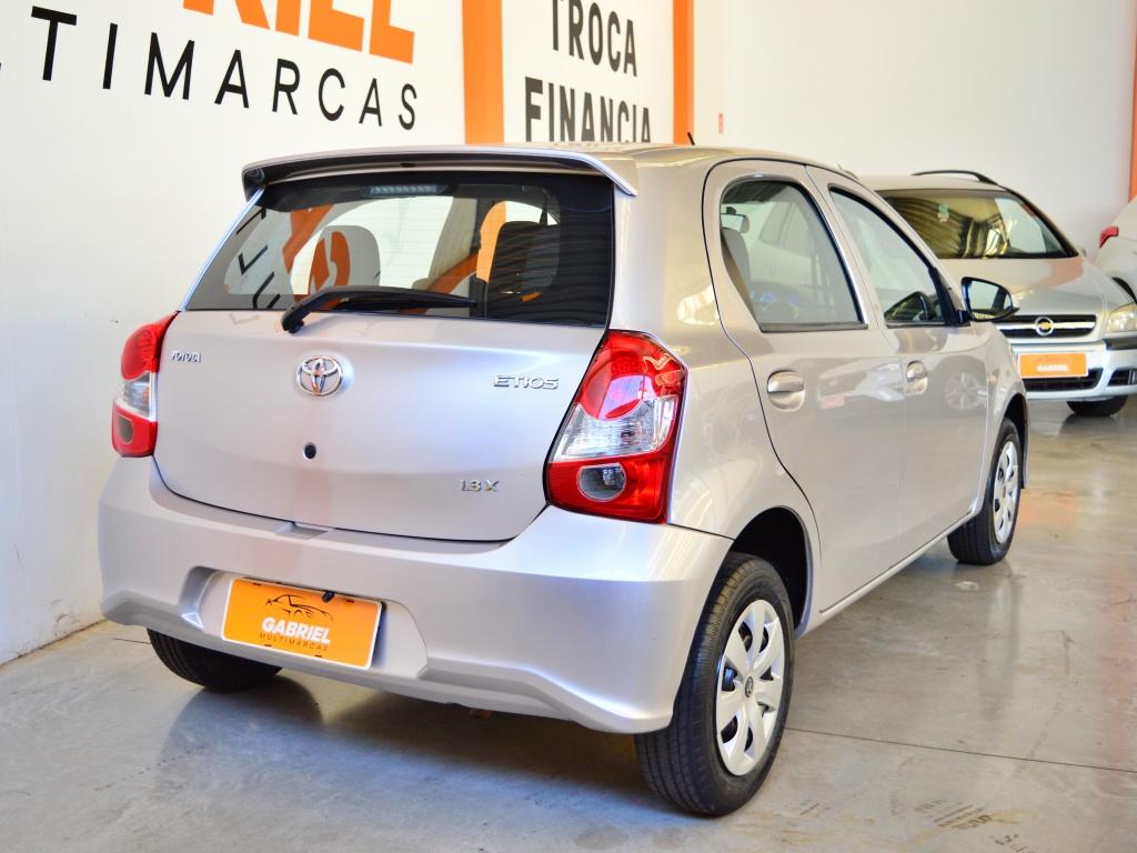 TOYOTA Etios Hatch - Foto