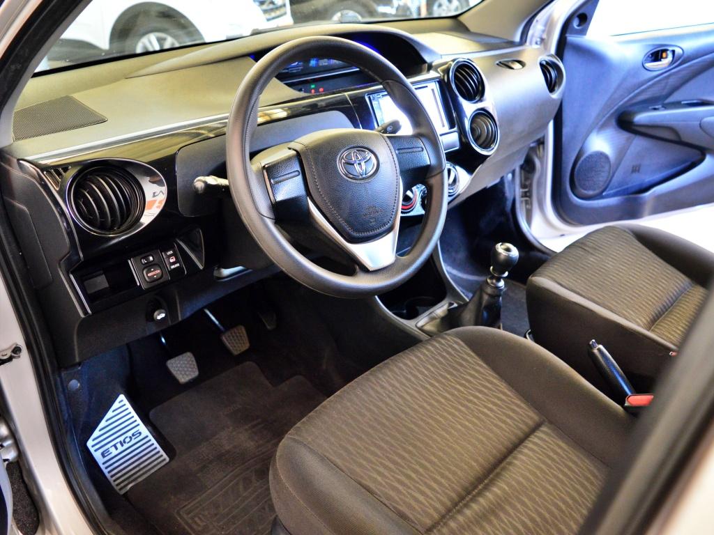 TOYOTA Etios Hatch - Foto