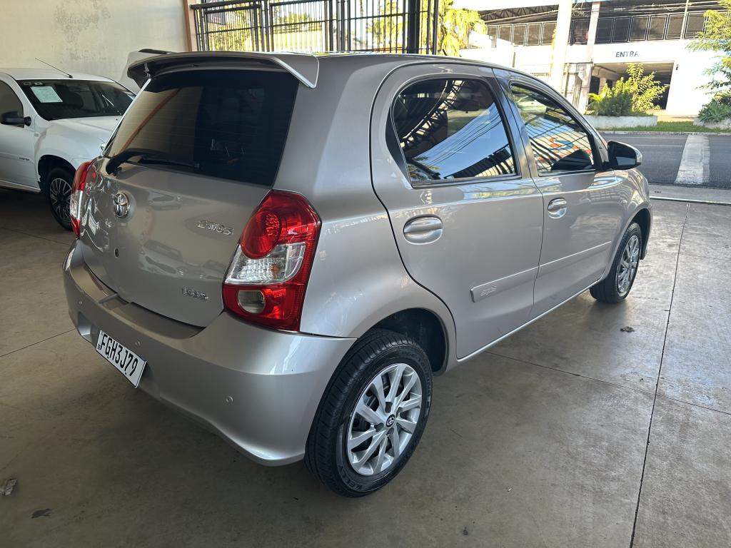 TOYOTA Etios Hatch - Foto