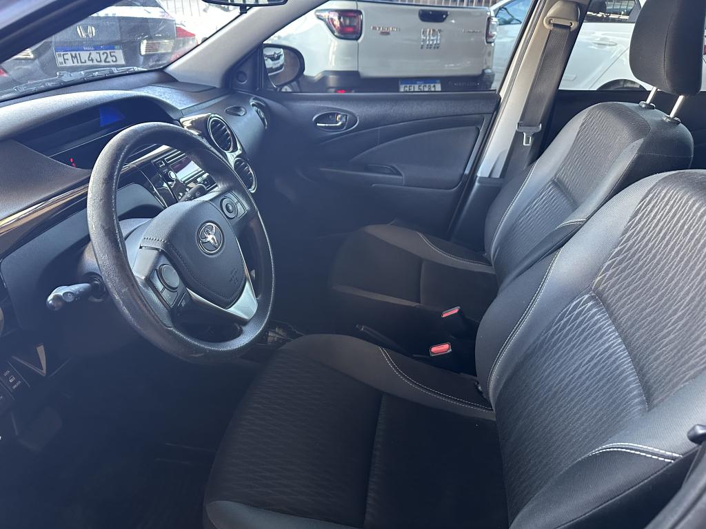 TOYOTA Etios Hatch - Foto