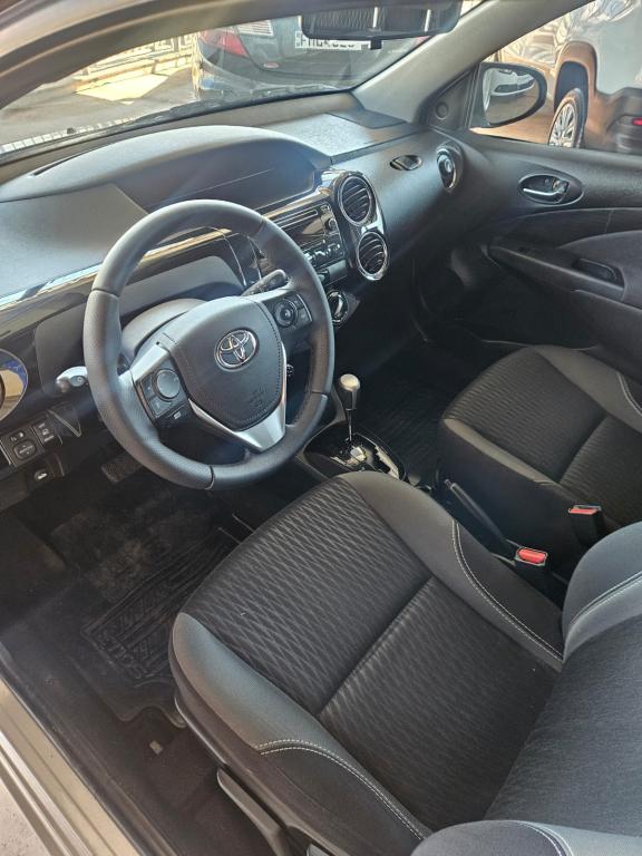 TOYOTA Etios Hatch - Foto