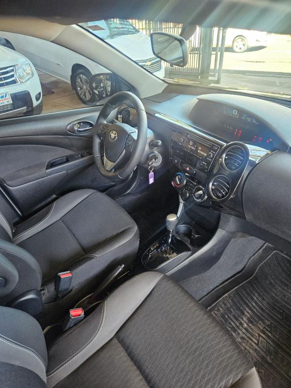 TOYOTA Etios Hatch - Foto