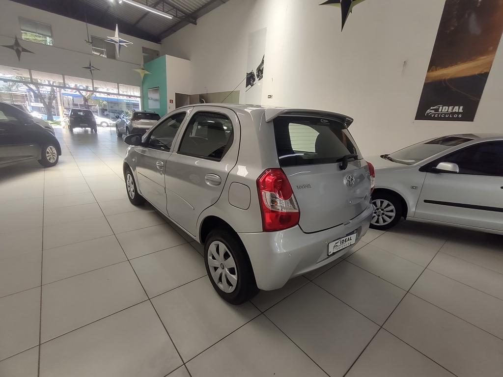 TOYOTA Etios Hatch - Foto