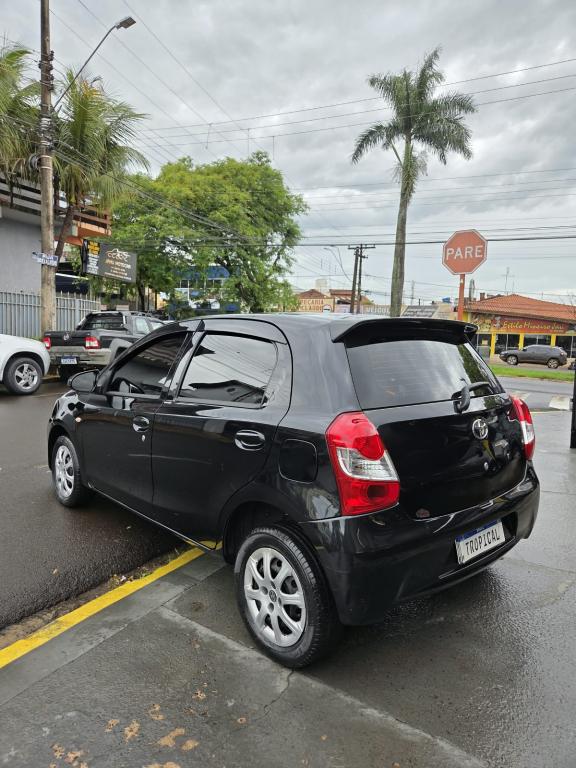 TOYOTA Etios Hatch - Foto