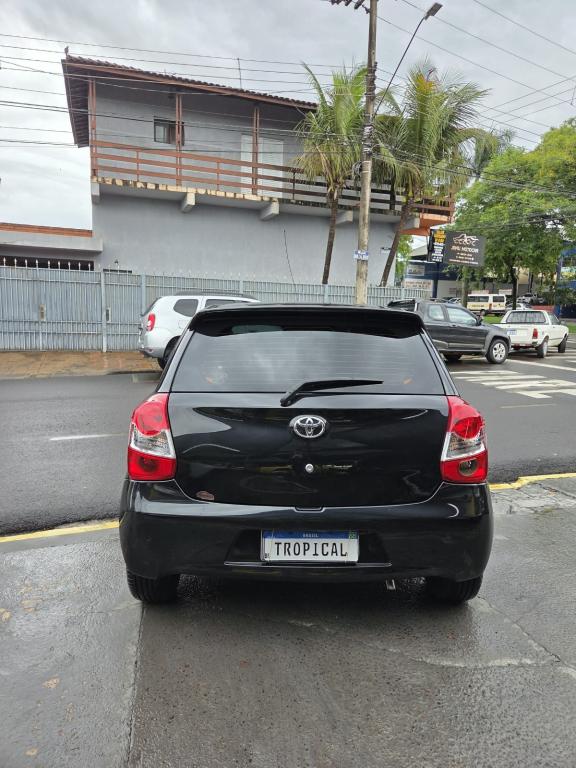 TOYOTA Etios Hatch - Foto