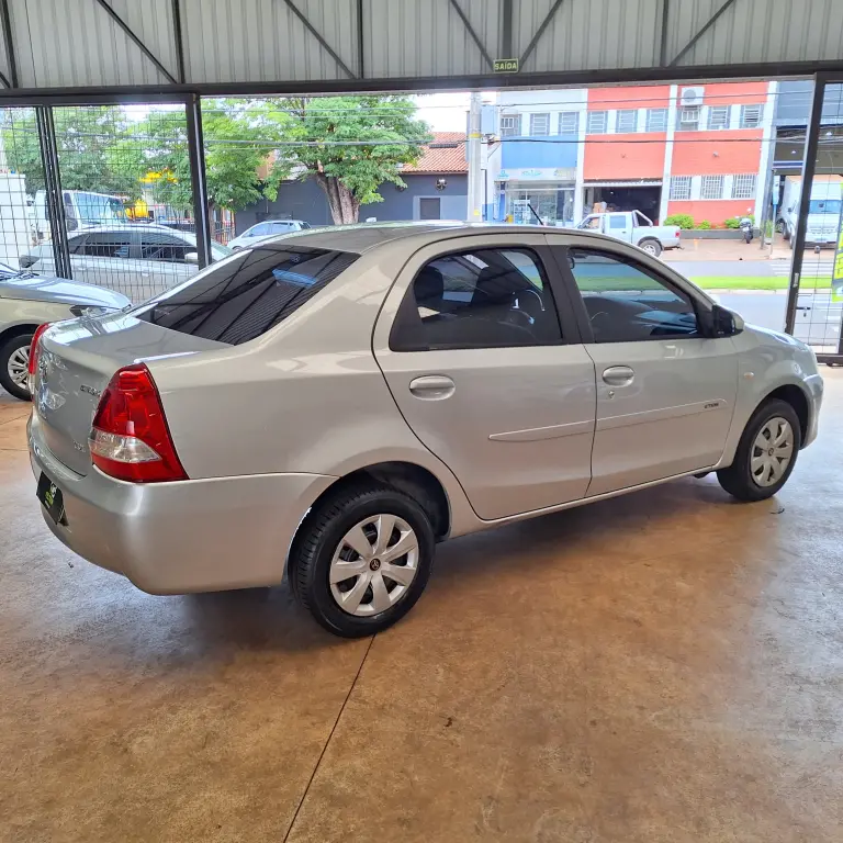 TOYOTA Etios Sedan - Foto