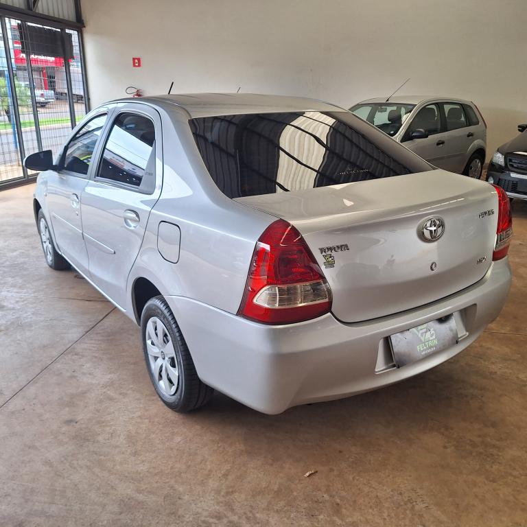 TOYOTA Etios Sedan - Foto