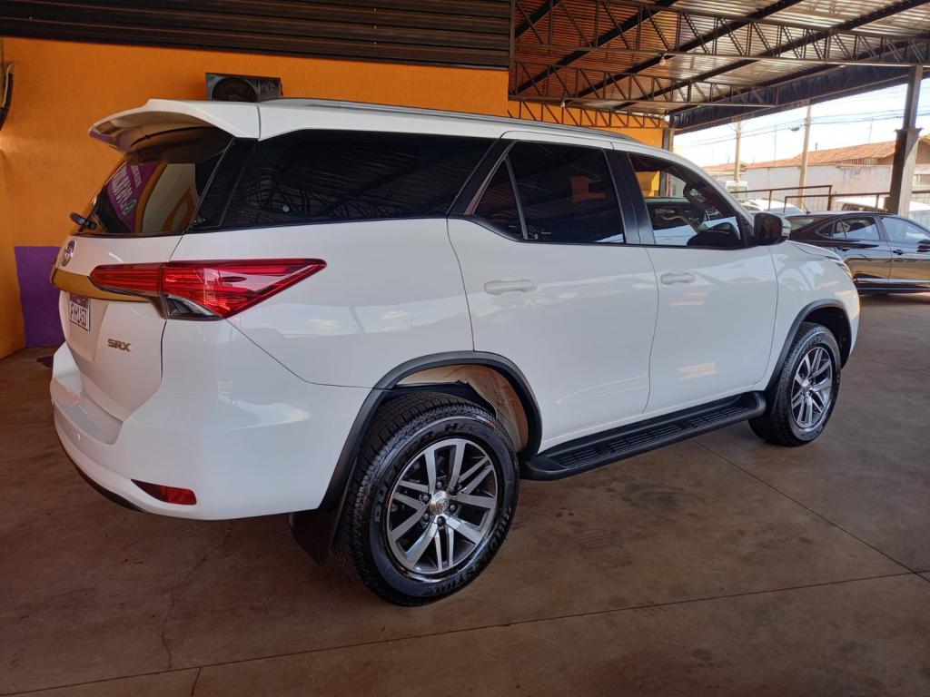 TOYOTA Hilux SW4 - Foto