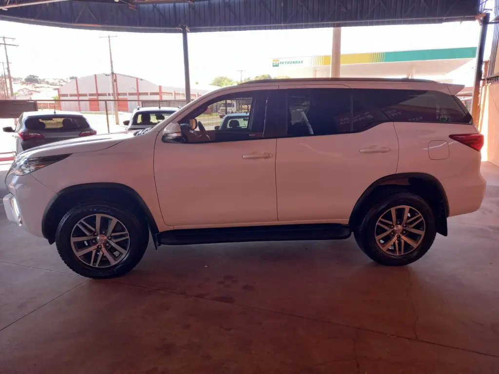 TOYOTA Hilux SW4 - Foto