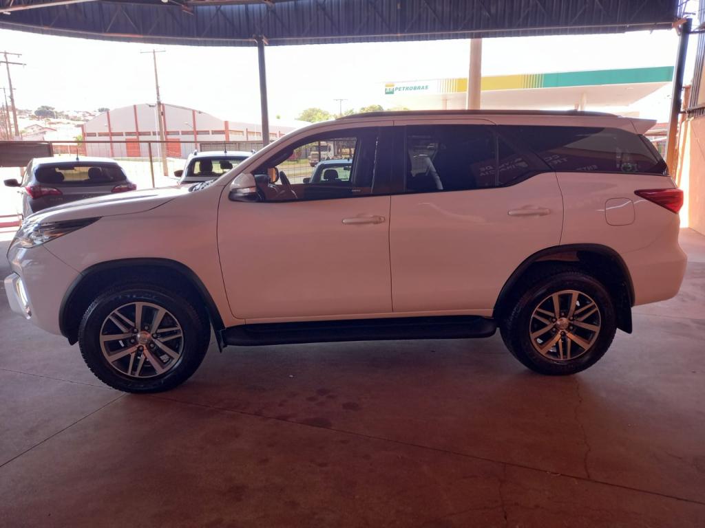 TOYOTA Hilux SW4 - Foto