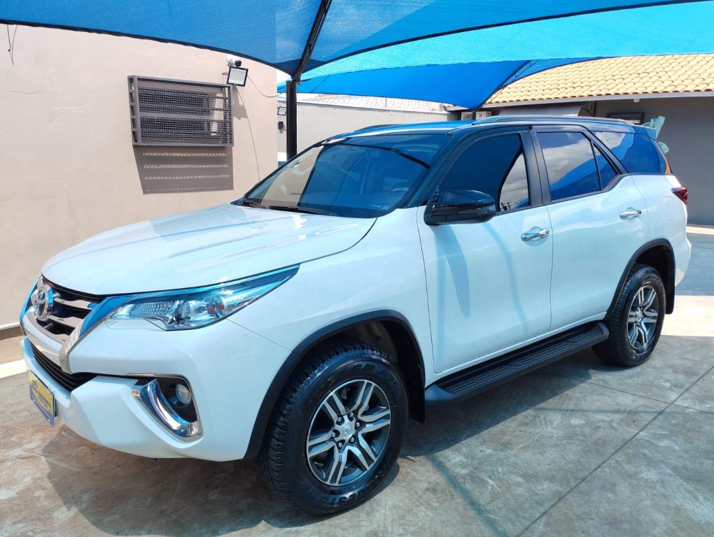 TOYOTA Hilux SW4 - Foto